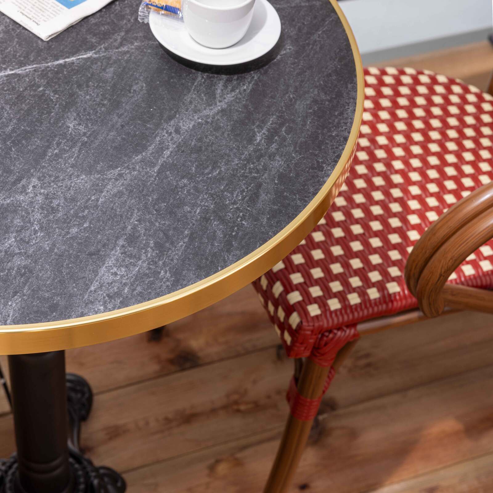 Tavolo da terrazza ⌀60 cm reclinabile in laminato e 2 sedie bistrot in alluminio e rattan sintetico