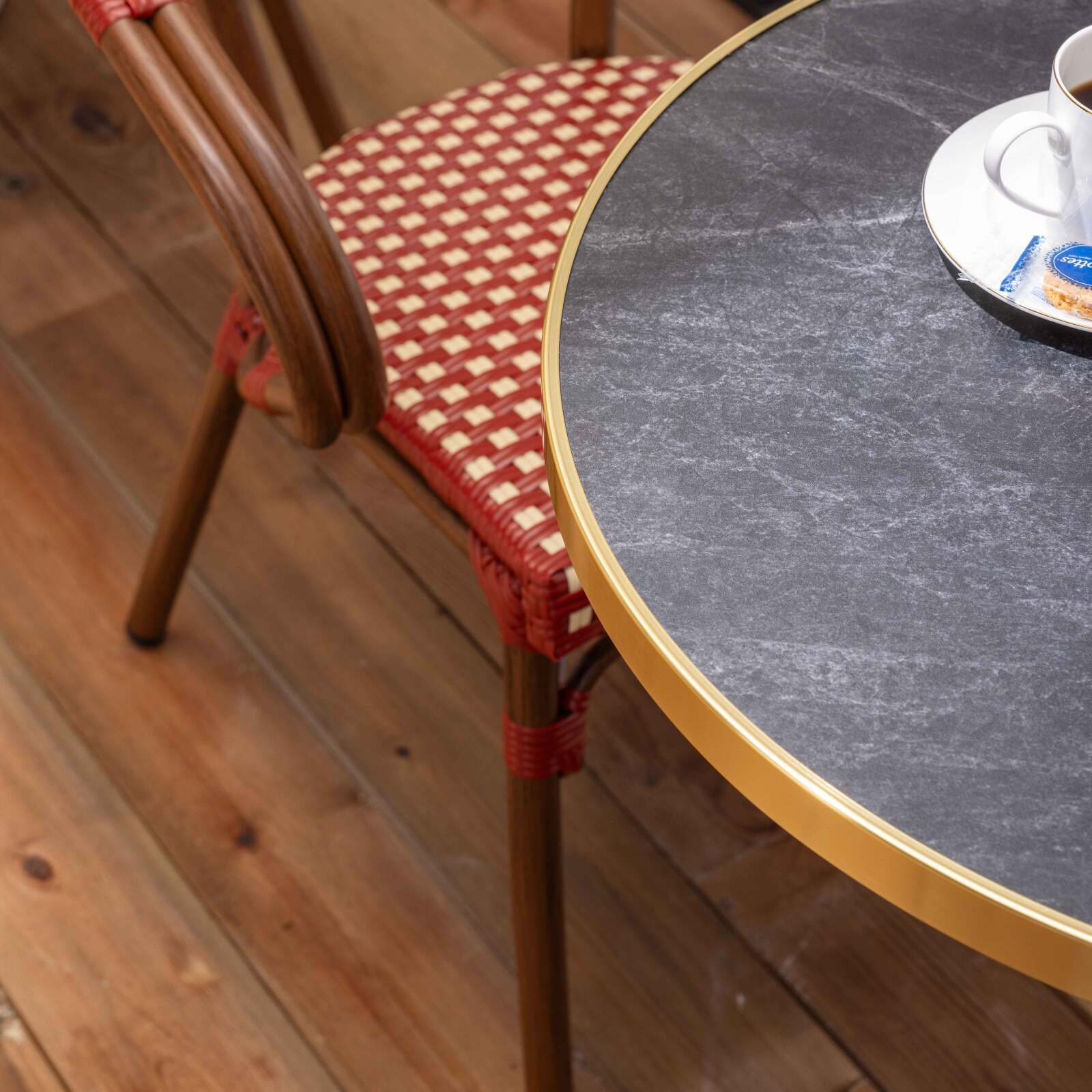 Tavolo da terrazza ⌀60 cm reclinabile in laminato e 2 sedie bistrot in alluminio e rattan sintetico