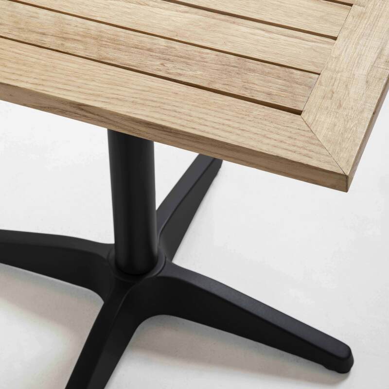 Tavolo da terrazza quadrato con piano in legno e 2 sedie in resina e alluminio