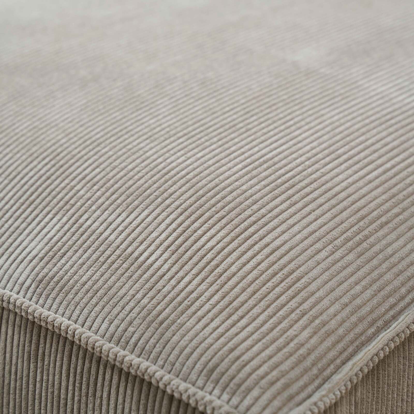 Divano angolare con chaise longue sinistra in tessuto 3 posti    Divano angolare con chaise longue sinistra in tessuto 3 posti