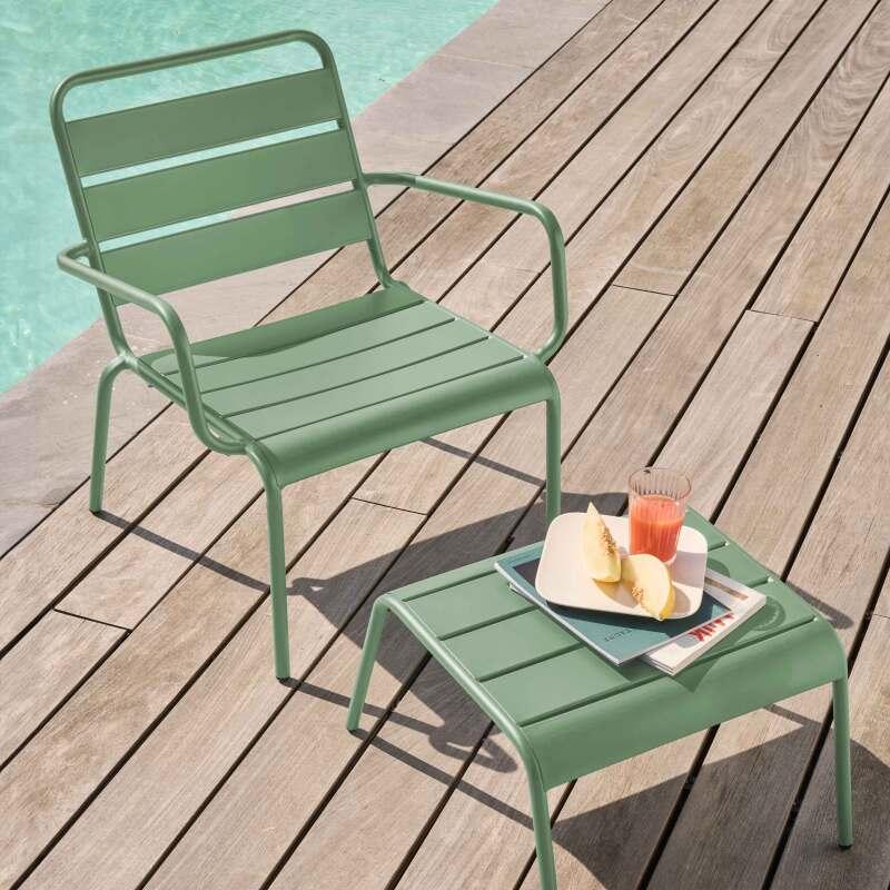 Poltrona da giardino bassa in metallo e poggiapiedi - Lifestyle