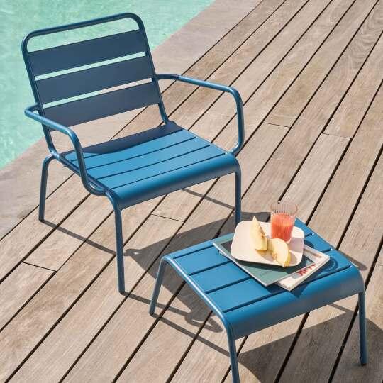 Poltrona da giardino bassa in metallo e poggiapiedi | Oviala