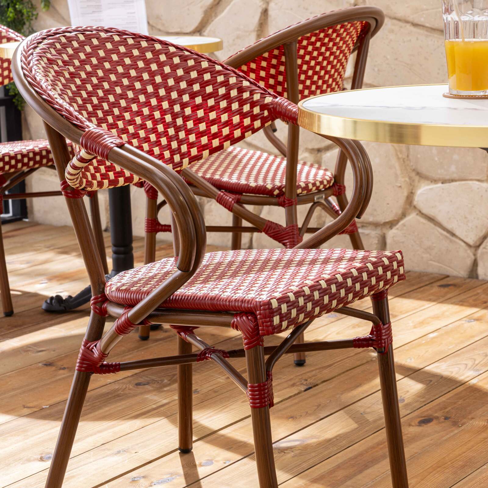 Sedia da giardino stile bistrot parigino in alluminio e rattan sintetico con braccioli Sedia da giardino stile bistrot parigino in alluminio e rattan sintetico con braccioli