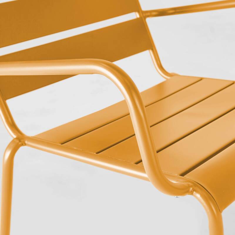 Poltrona bassa in metallo