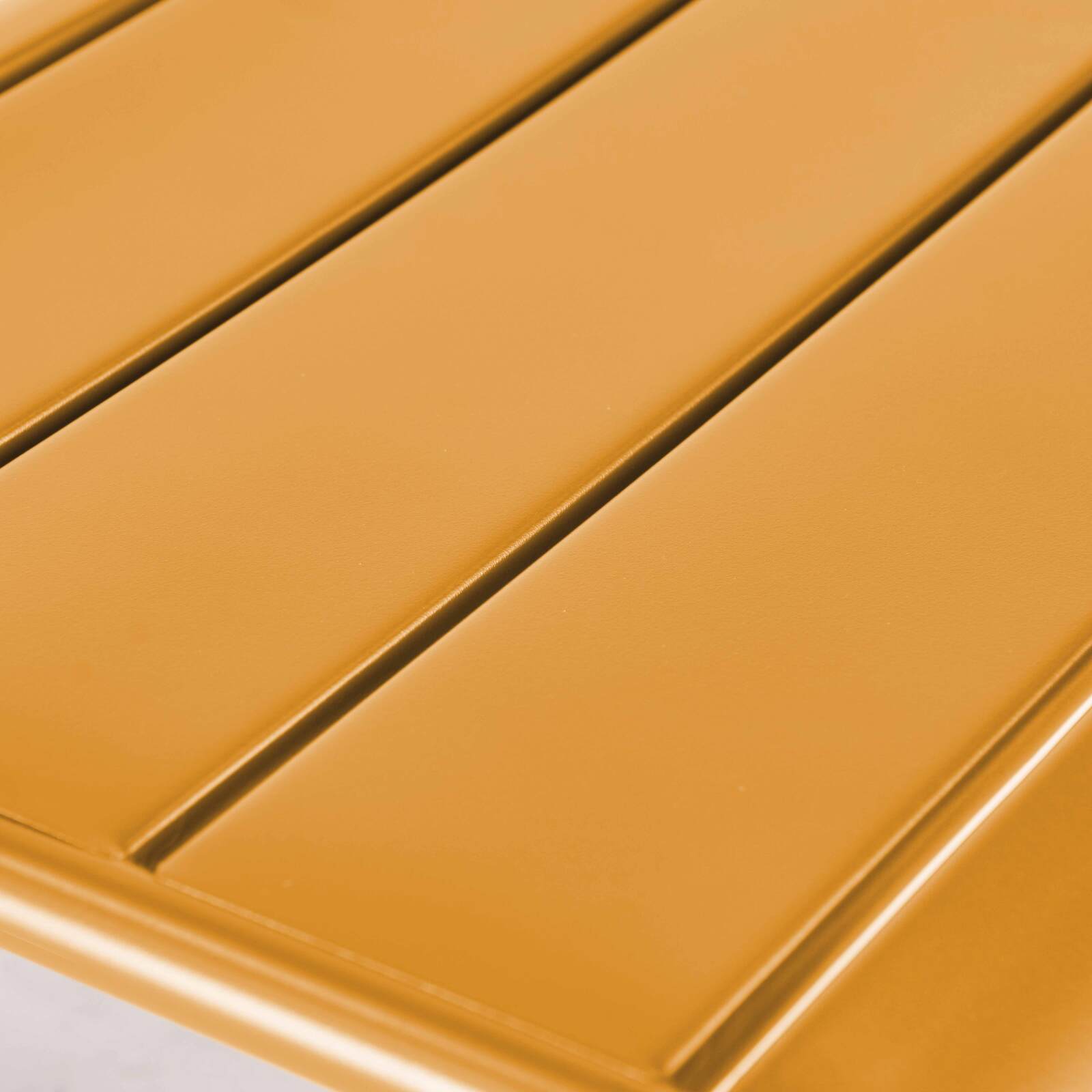 Poltrona bassa in metallo