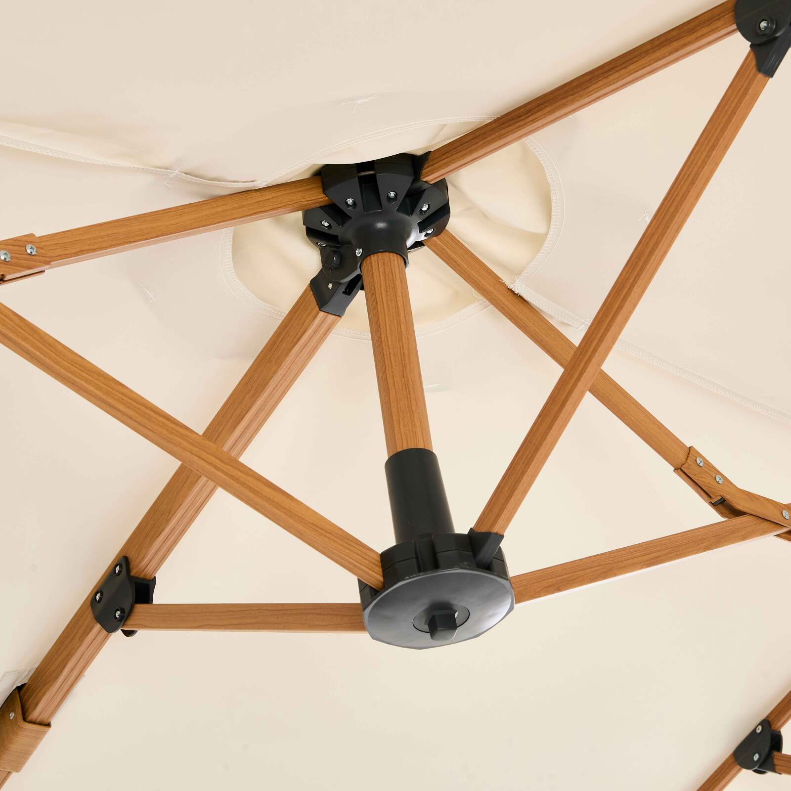 Ombrellone da giardino a braccio a 3 teste (4,5 x 2,65 m) con palo girevole a 360° in effetto legno e copertura protettiva