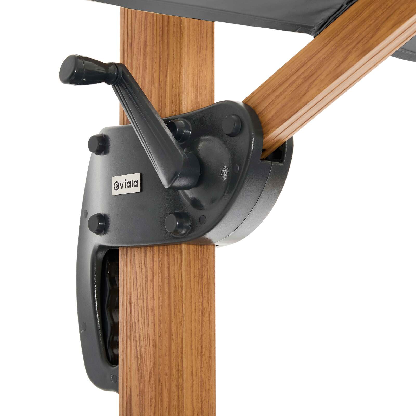 Ombrellone da giardino a braccio a 3 teste (4,5 x 2,65 m) con palo girevole a 360° in effetto legno e copertura protettiva Ombrellone da giardino a braccio a 3 teste (4,5 x 2,65 m) con palo girevole a 360° in effetto legno e copertura protettiva