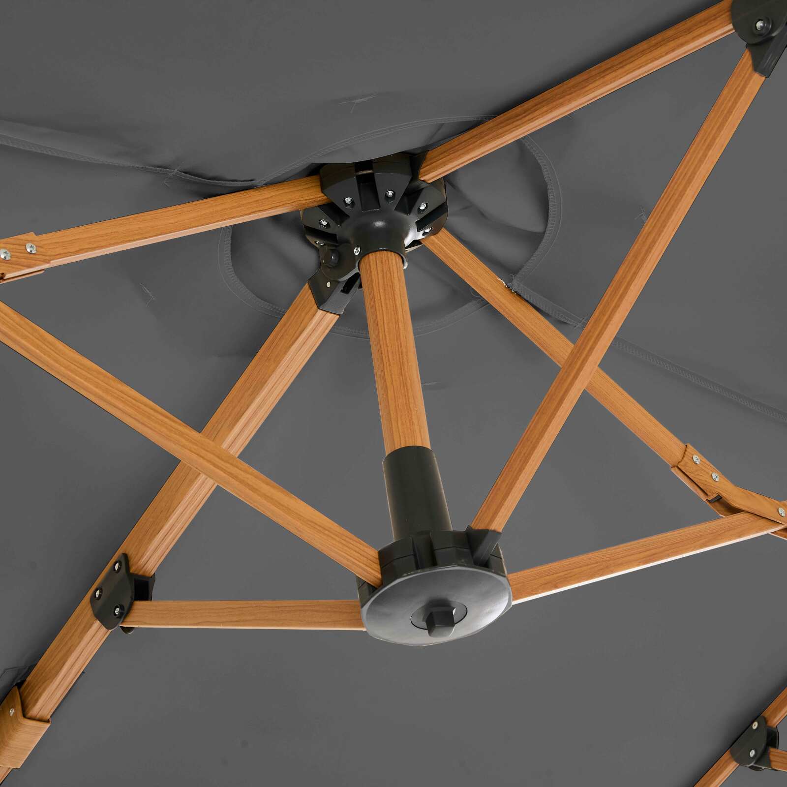 Ombrellone da giardino a braccio a 3 teste (4,5 x 2,65 m) con palo girevole a 360° in effetto legno e copertura protettiva Ombrellone da giardino a braccio a 3 teste (4,5 x 2,65 m) con palo girevole a 360° in effetto legno e copertura protettiva