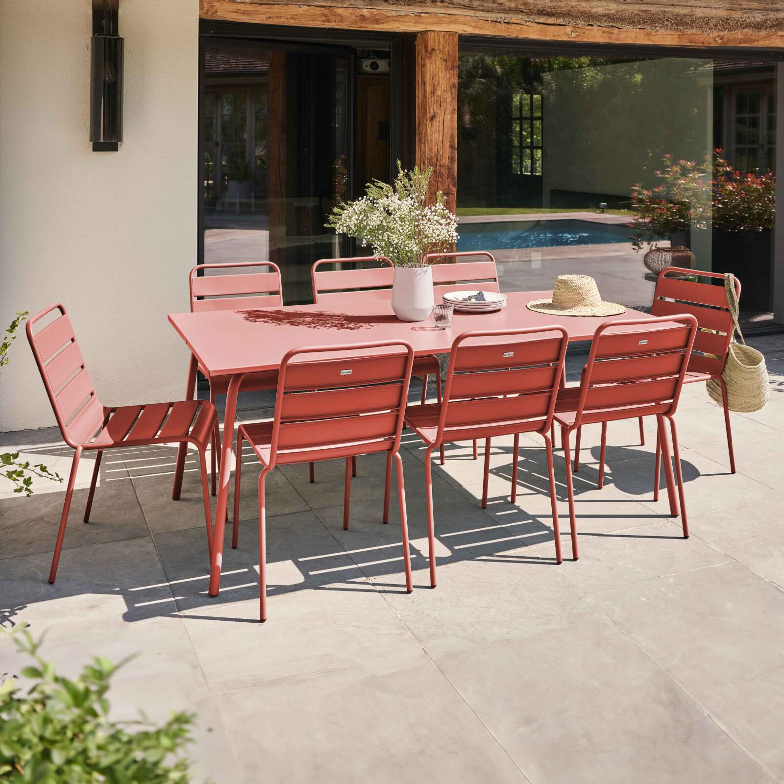 Ensemble table rectangulaire 180 cm et 8 chaises en métal
