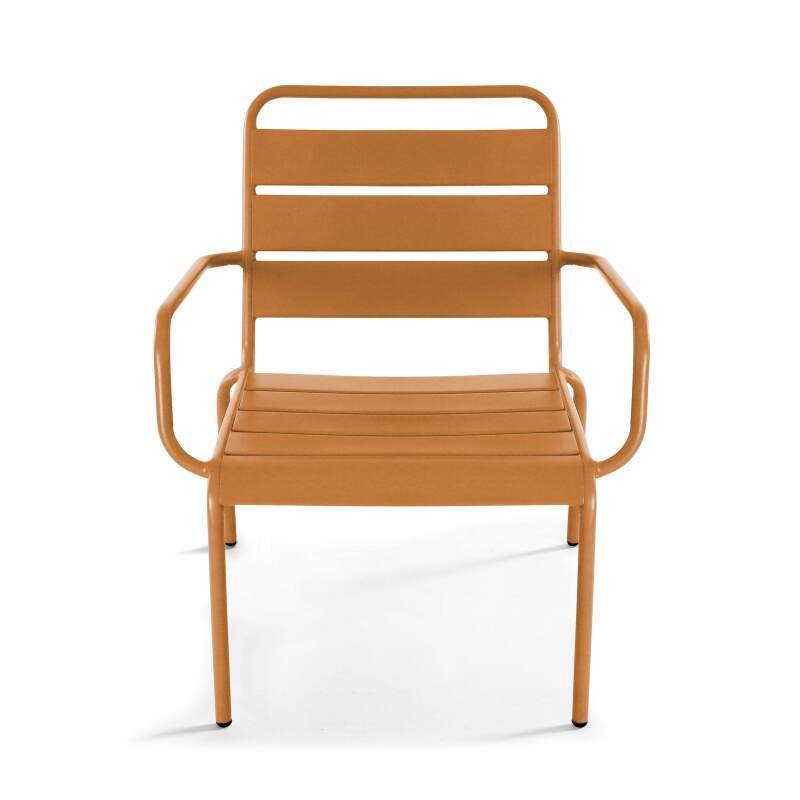 Poltrona bassa e poggiapiedi in metallo