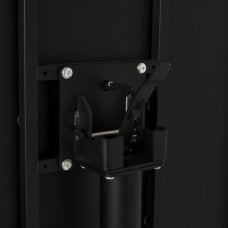 Tavolo da giardino bistrot quadrato inclinabile in metallo con piede incassato 70x70 cm e 2 sedie con braccioli (6/9)