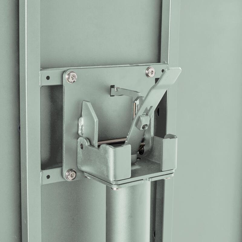 Tavolo da giardino bistrot quadrato inclinabile in metallo con piede incassato 70x70 cm e 2 sedie con braccioli (6/9)