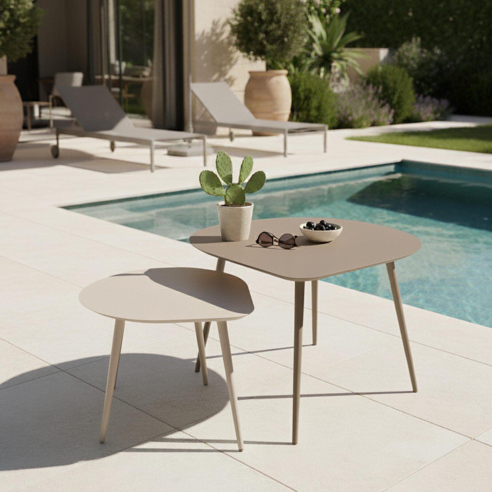 Tavolini piccoli impilabili da esterno rotondi in metallo 58x50x34 cm e 40x35x28 cm