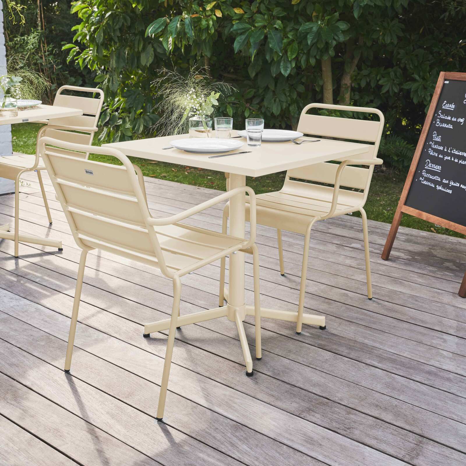 Tavolo da giardino bistrot in metallo quadrato inclinabile 70x70 cm e 2 sedie con braccioli