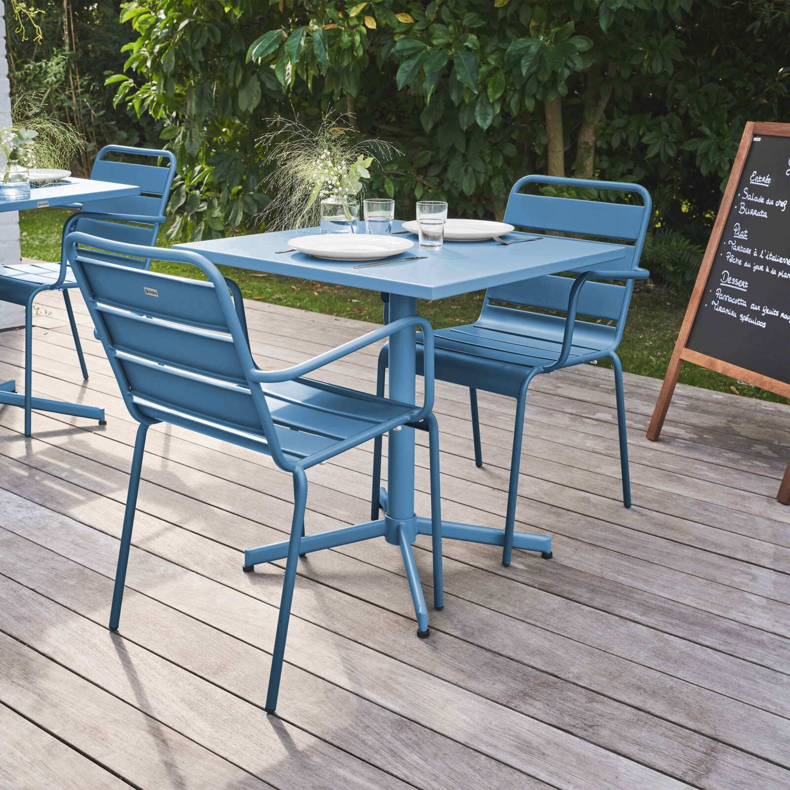 Tavolo da giardino bistrot in metallo quadrato inclinabile 70x70 cm e 2 sedie con braccioli