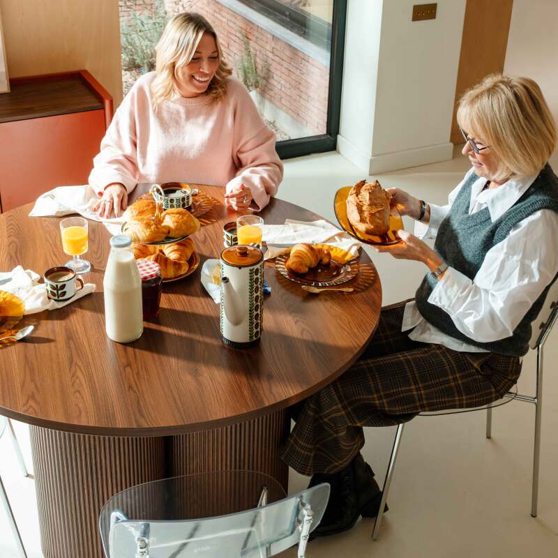 Tavolo da pranzo rotondo effetto legno per 4 persone (2/7)