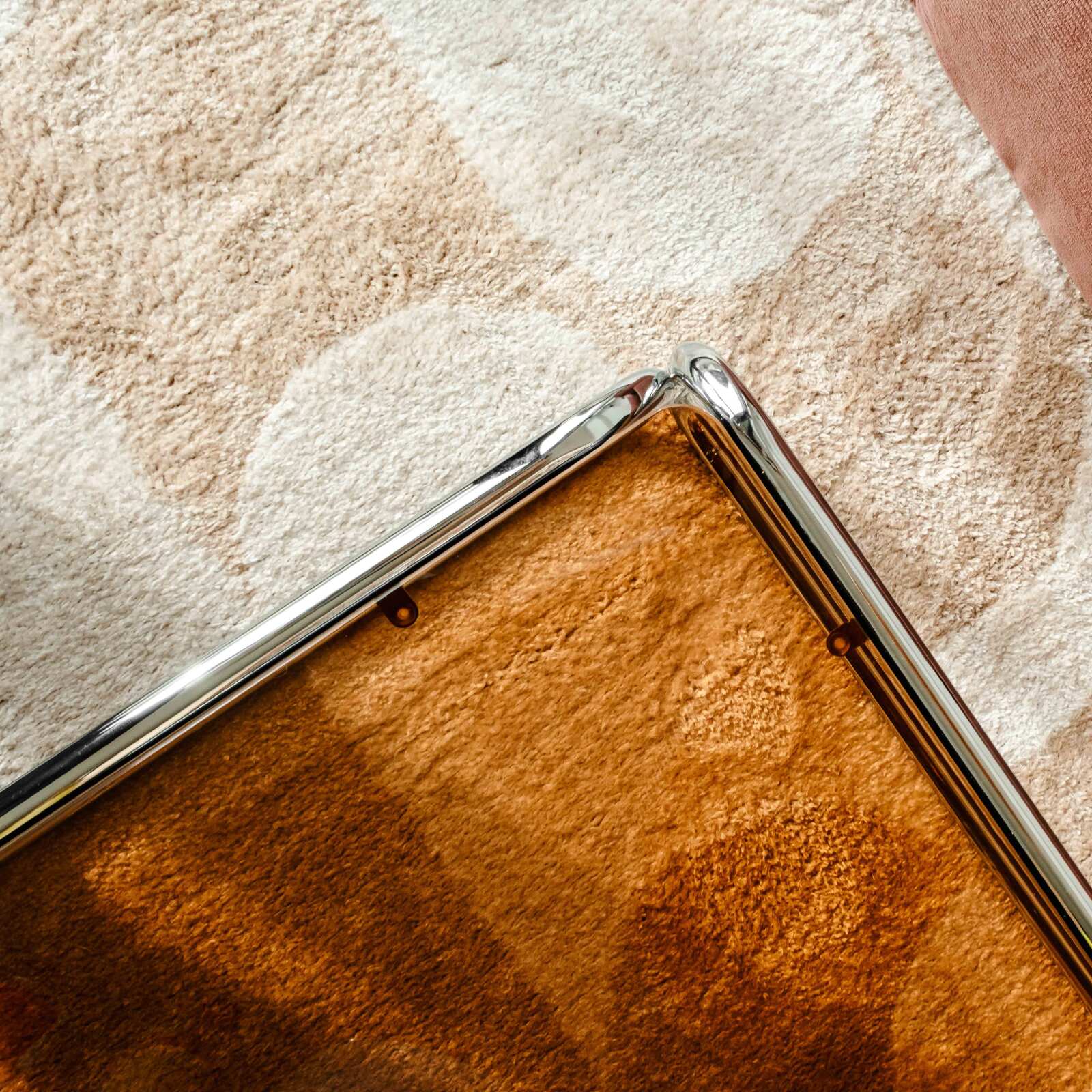 Tappeto motivo geometrico a pelo lungo in materiale riciclato rettangolare