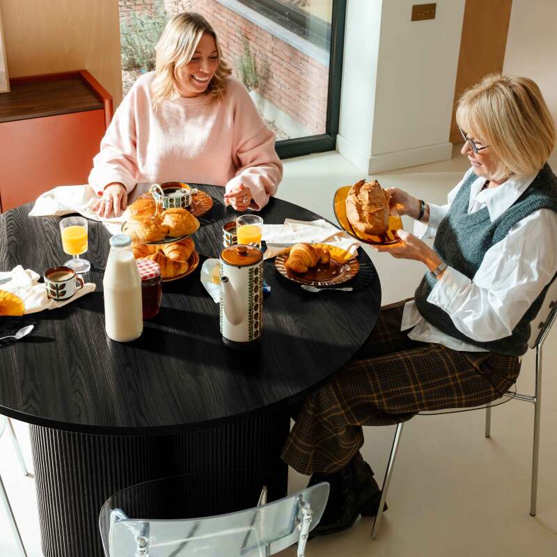 Tavolo da pranzo rotondo effetto legno per 4 persone