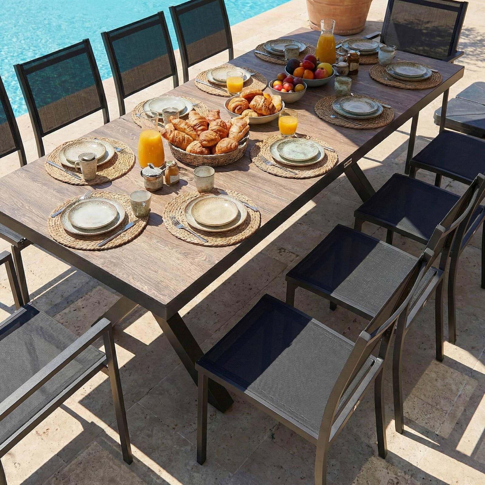 Tavolo da giardino in alluminio e ceramica effetto legno 201x100 cm e 10 sedie impilabili in textilene