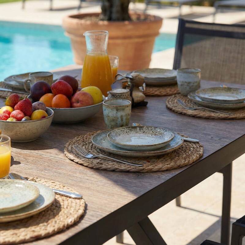 Tavolo da giardino in alluminio e ceramica effetto legno 201x100 cm e 10 sedie impilabili in textilene (3/9)