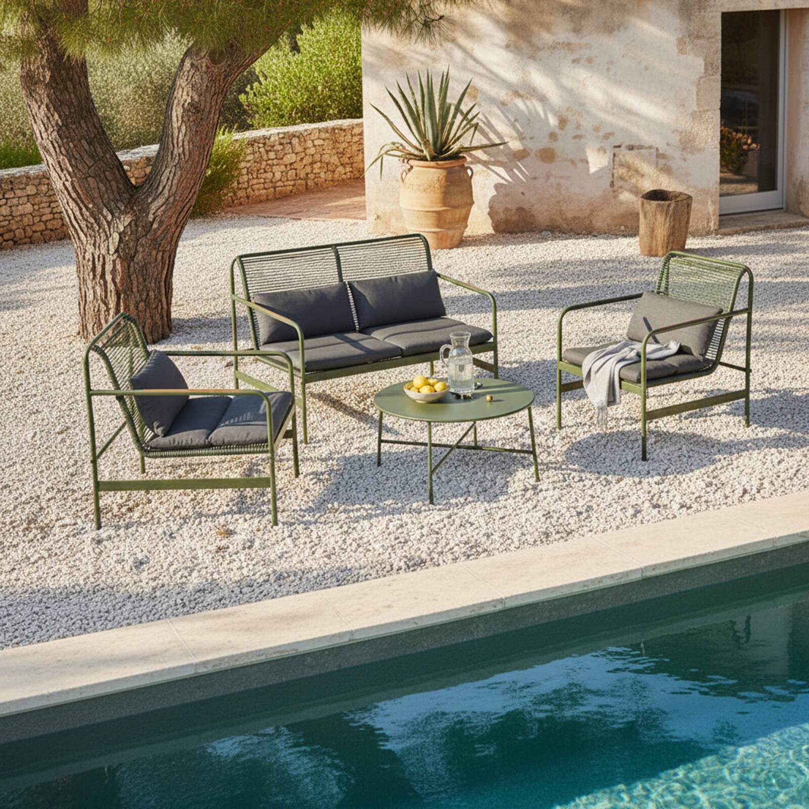 Mobile da giardino in metallo a 4 posti con 1 divano, 2 poltrone e tavolino