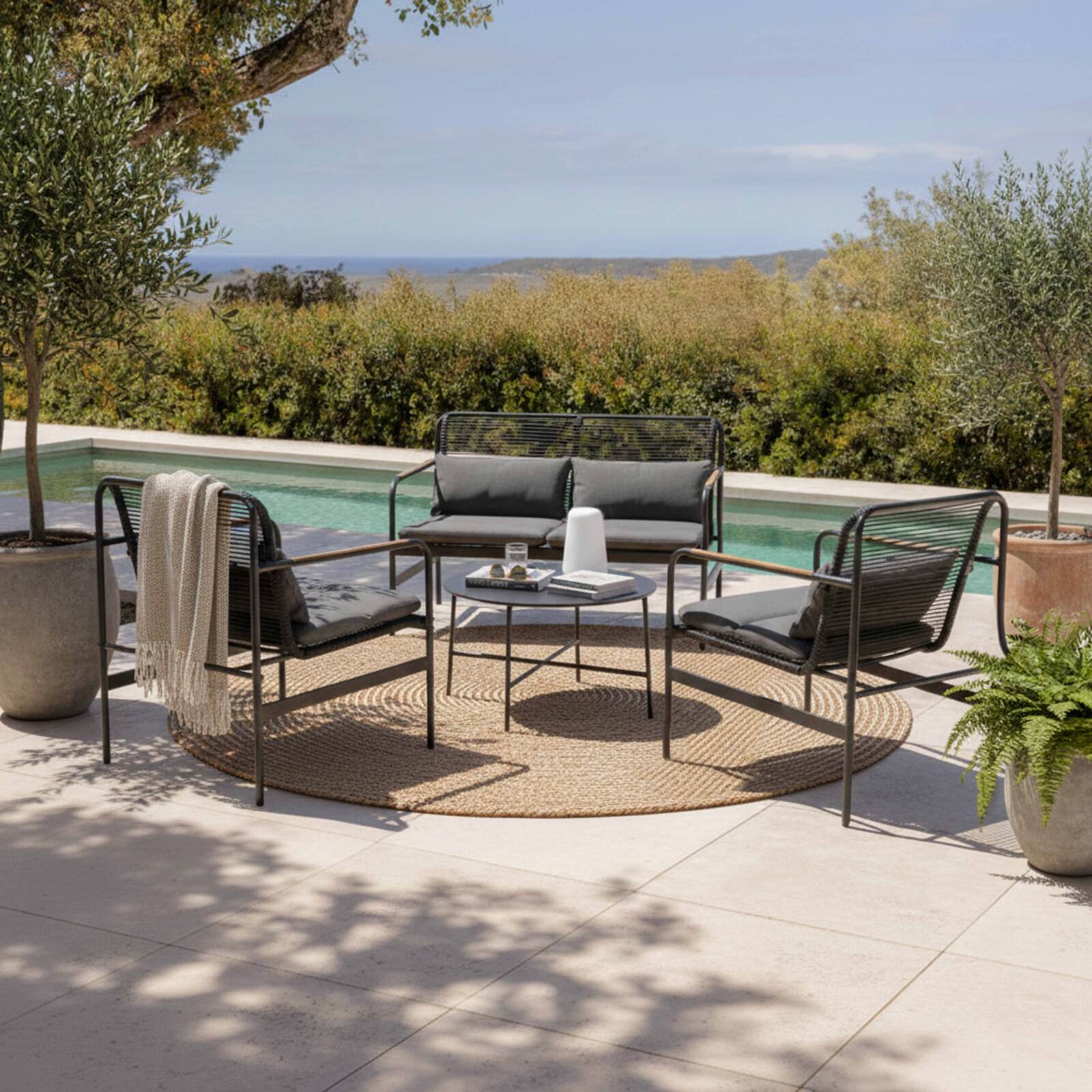 Mobile da giardino in metallo a 4 posti con 1 divano, 2 poltrone e tavolino