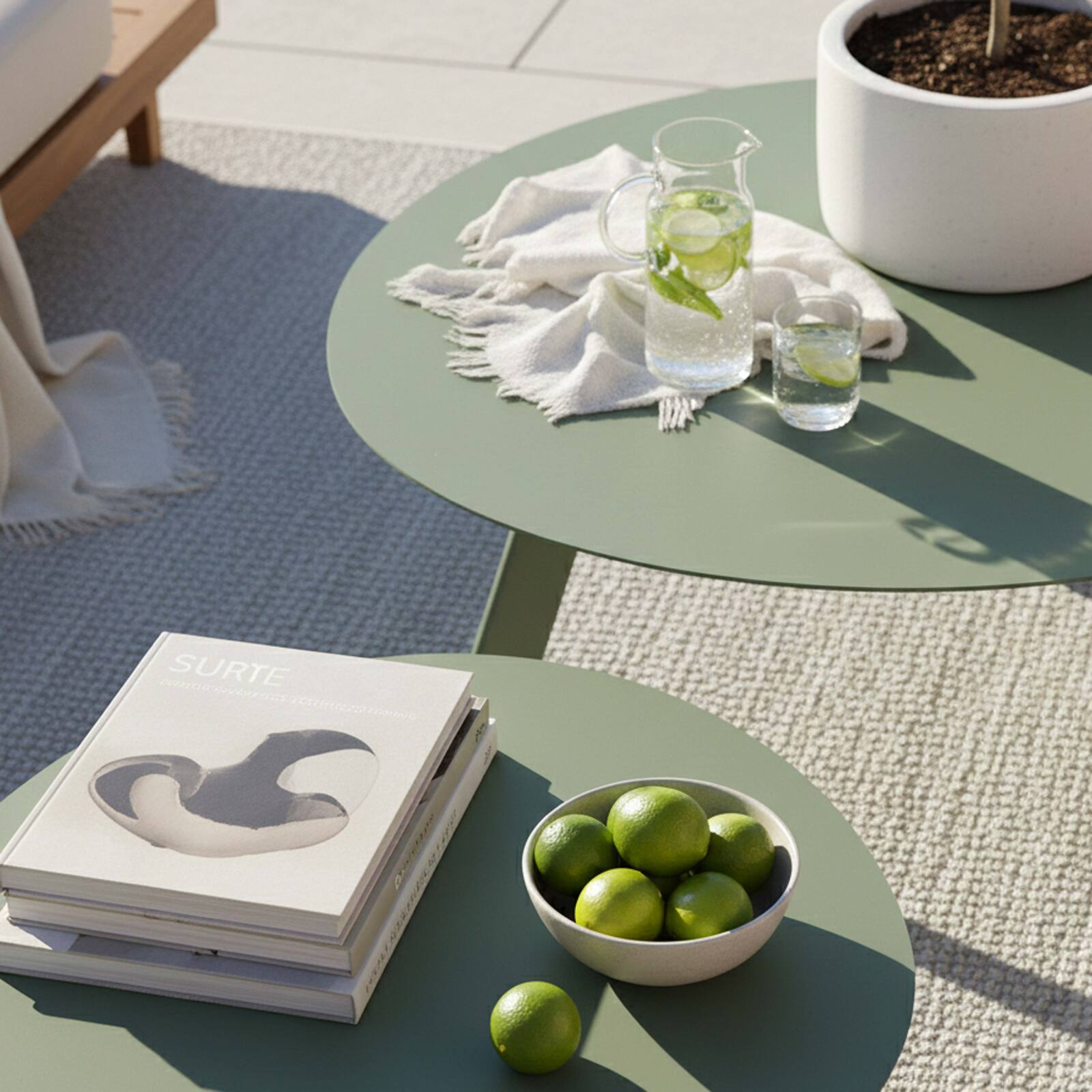 Tavolini piccoli impilabili da esterno rotondi in metallo Ø68x40 cm e Ø55x36 cm - Per 2