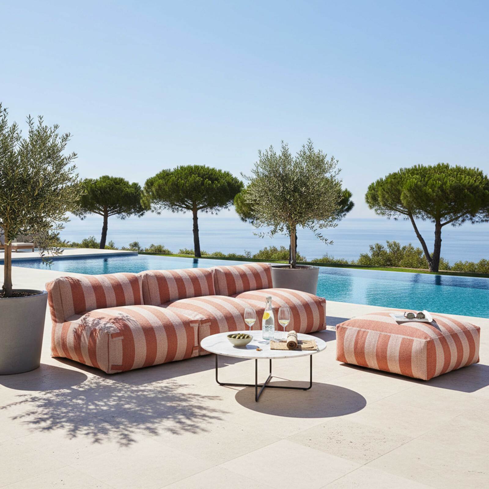 Divano modulare da esterno a righe 4 posti con 3 poltrone e 1 pouf