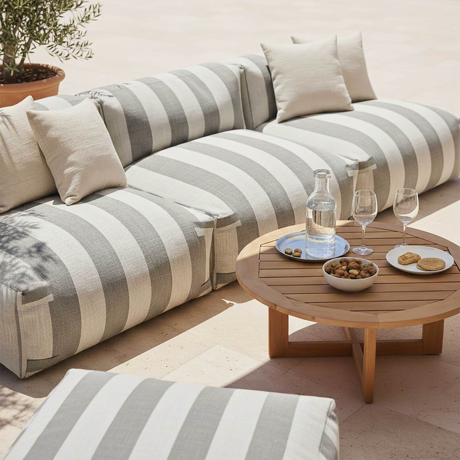 Divano modulare da esterno a righe 4 posti con 3 poltrone e 1 pouf