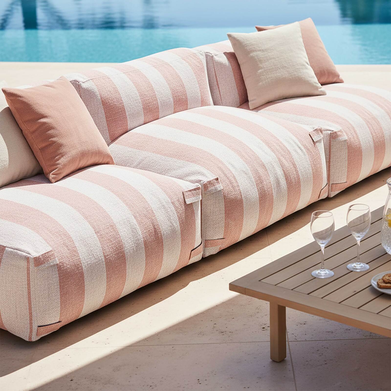 Divano modulare da esterno a righe 4 posti con 3 poltrone e 1 pouf