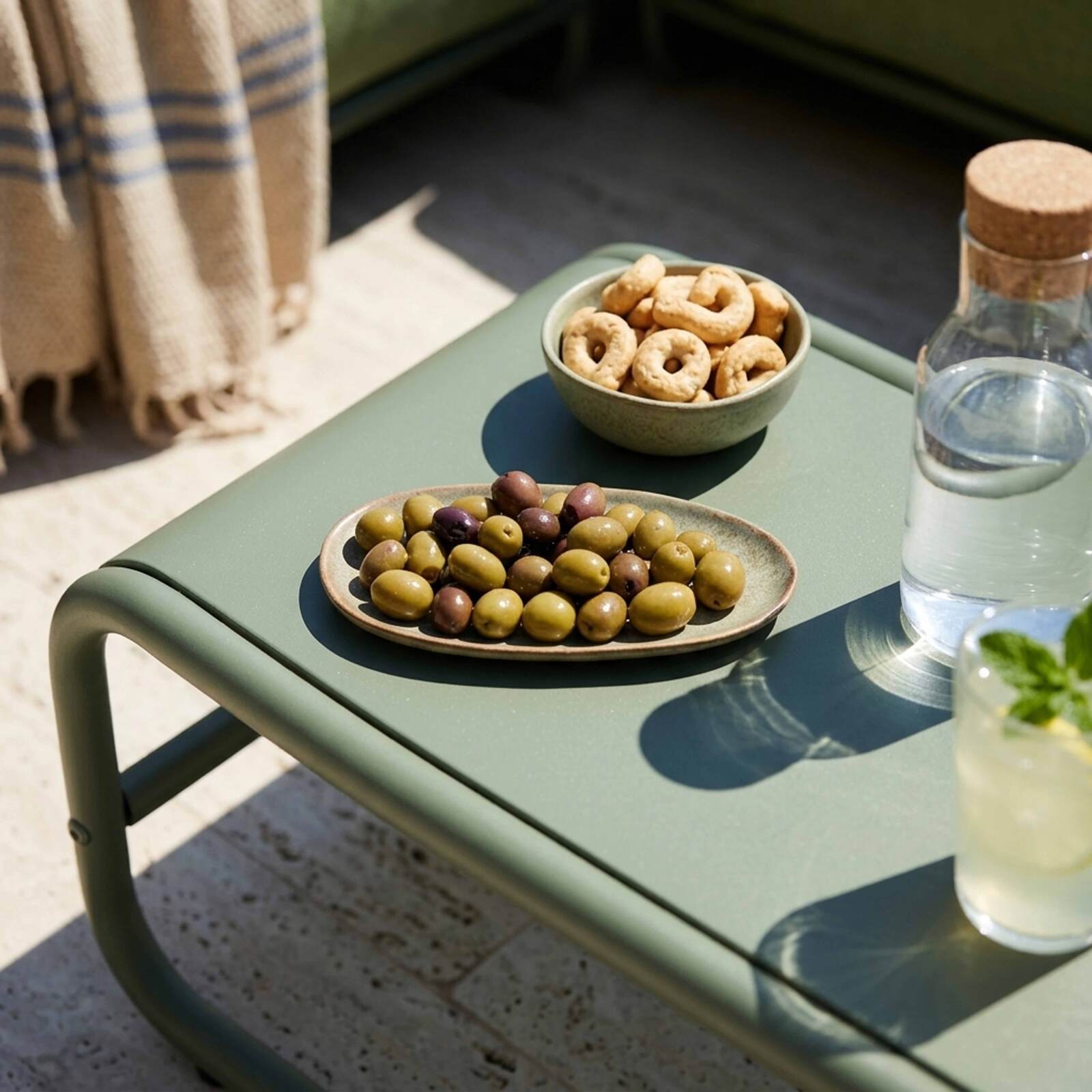 Tavolino piccolo da esterno rettangolare in metallo 85x40x30 cm