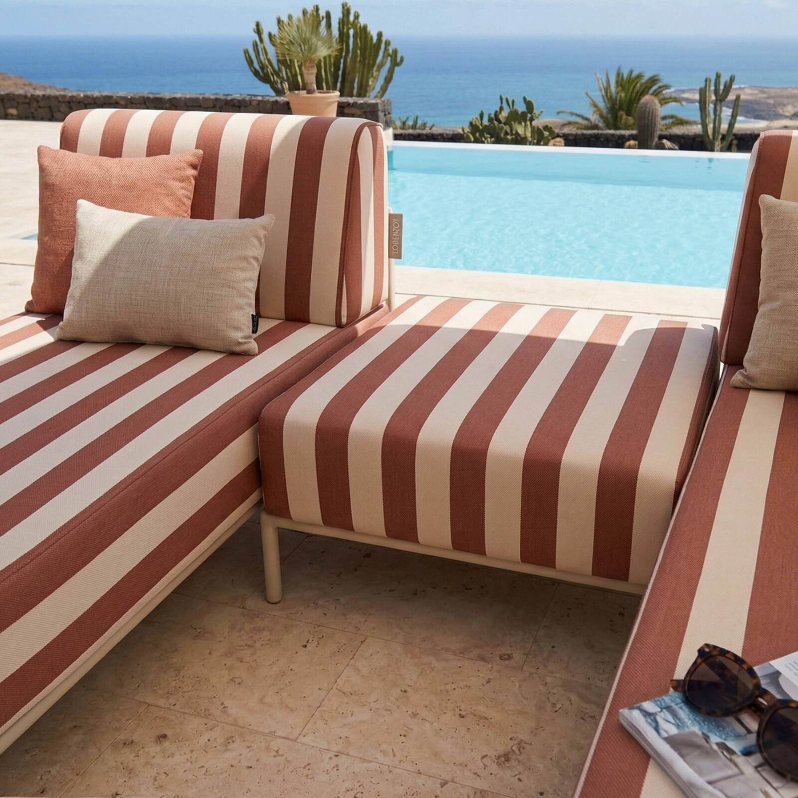 Divano modulare da esterno a righe 2 posti con 2 chaise longue e 1 pouf