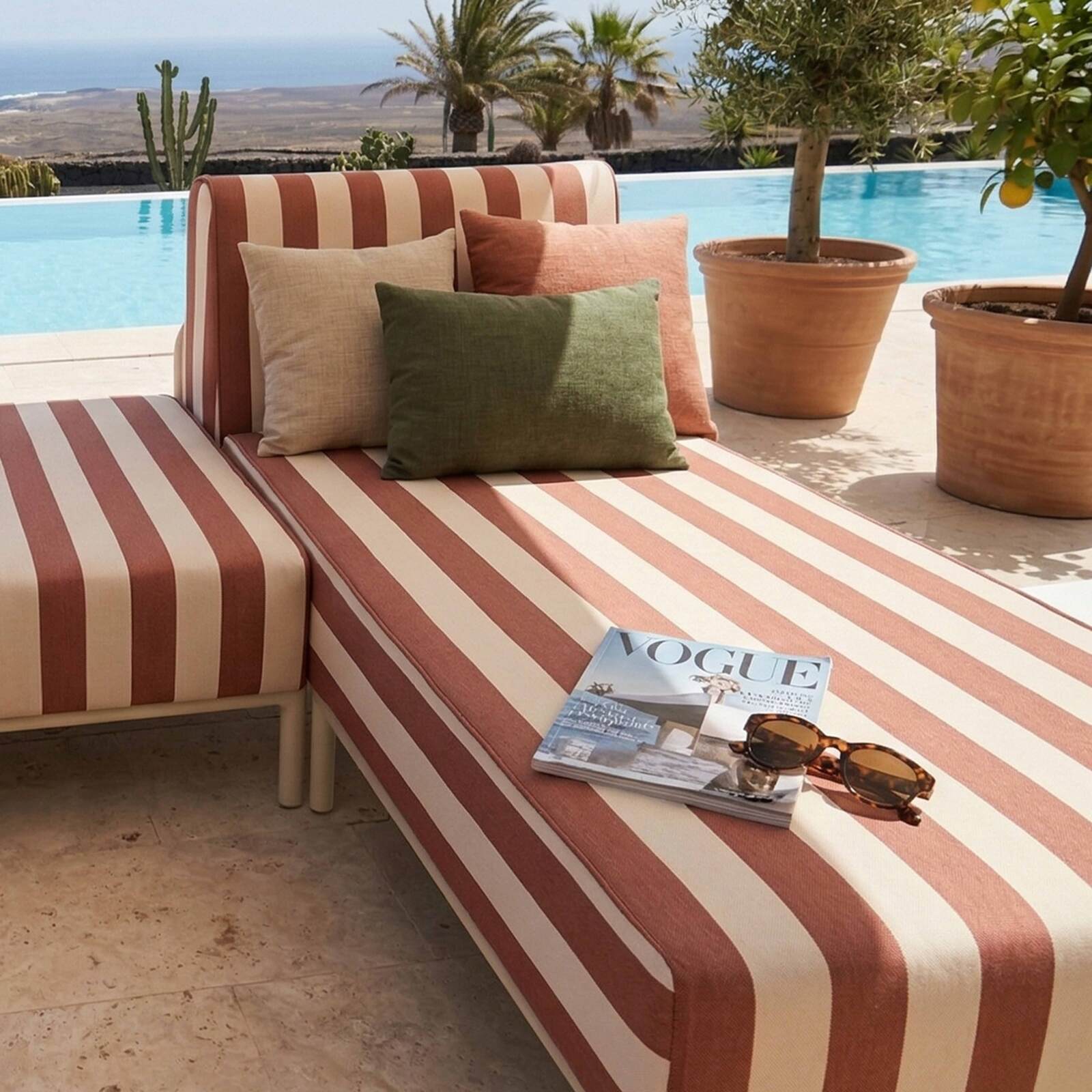 Divano modulare da esterno a righe 2 posti con 2 chaise longue e 1 pouf