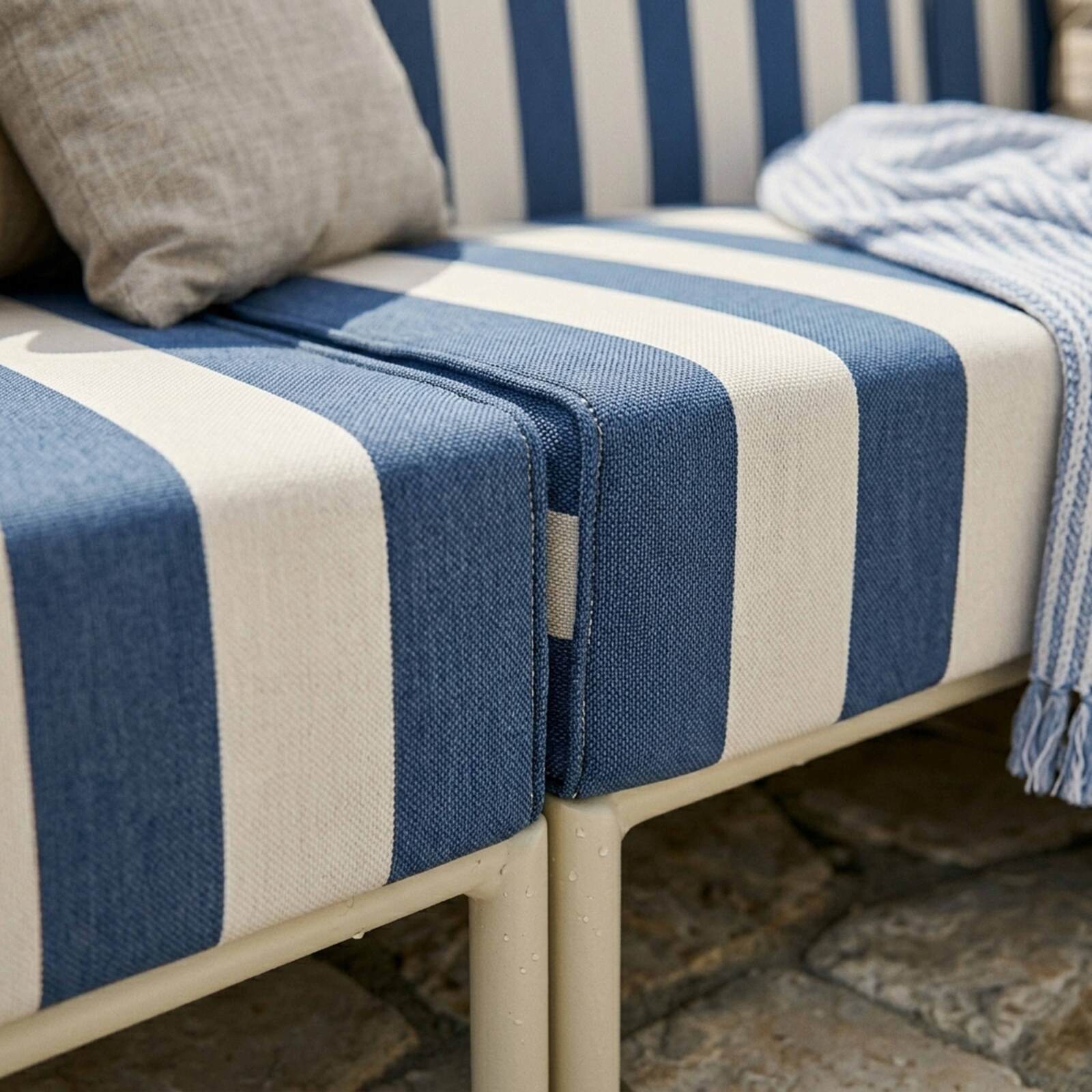 Divano modulare da esterno a righe 4 posti con 1 poltrona, 2 poltrone angolari e 1 pouf