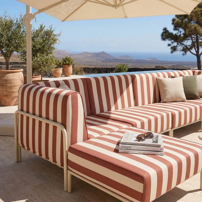 Divano modulare da esterno a righe 5 posti con 2 poltrone, 2 poltrone angolari e 1 pouf (2/7)
