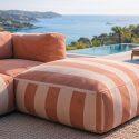 Divano modulare da esterno a righe 4 posti con 2 poltrone, 1 poltrona angolare, 1 chaise longue e 1 pouf