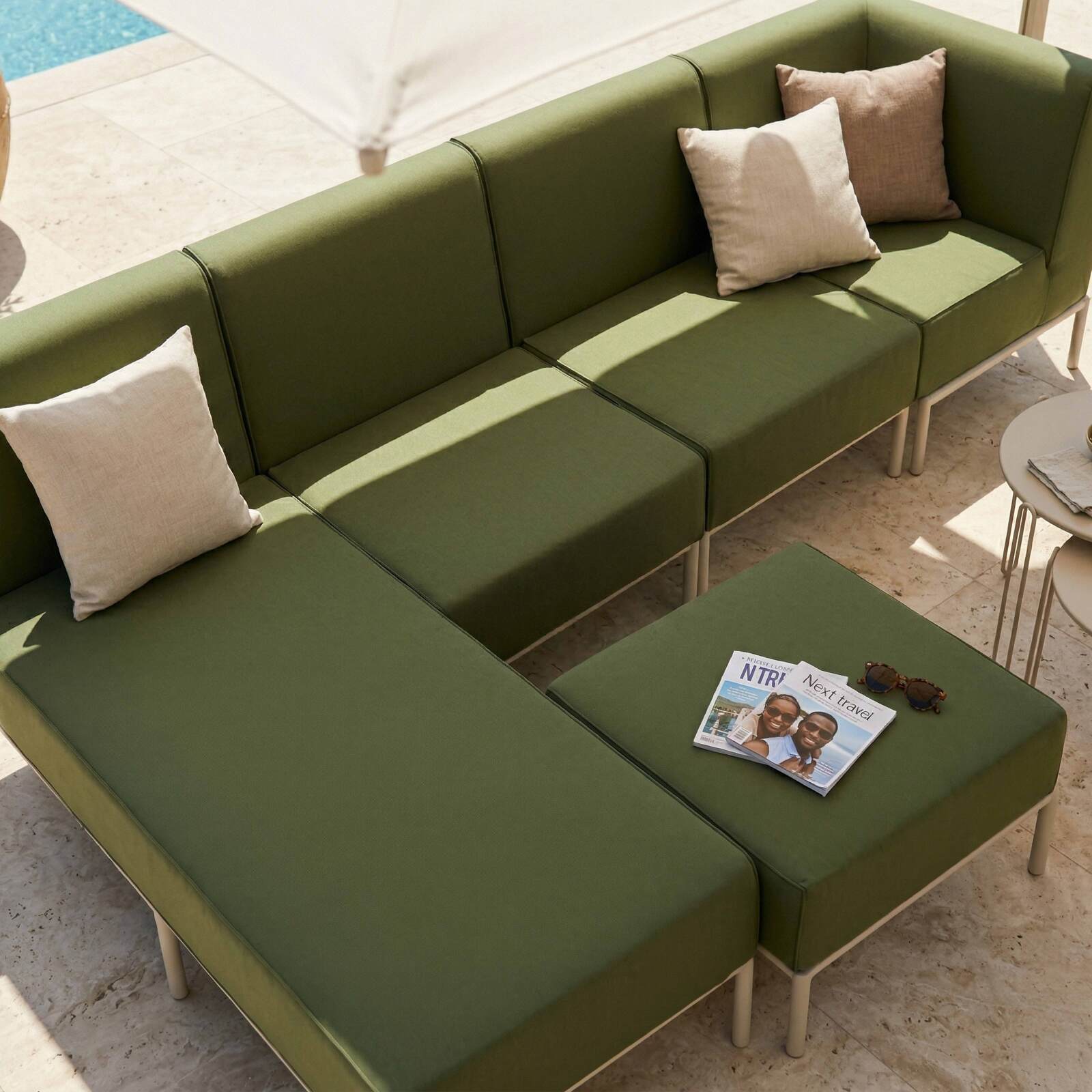 Divano modulare da esterno 5 posti con 2 poltrone, 1 poltrona angolare, 1 chaise longue e 1 pouf