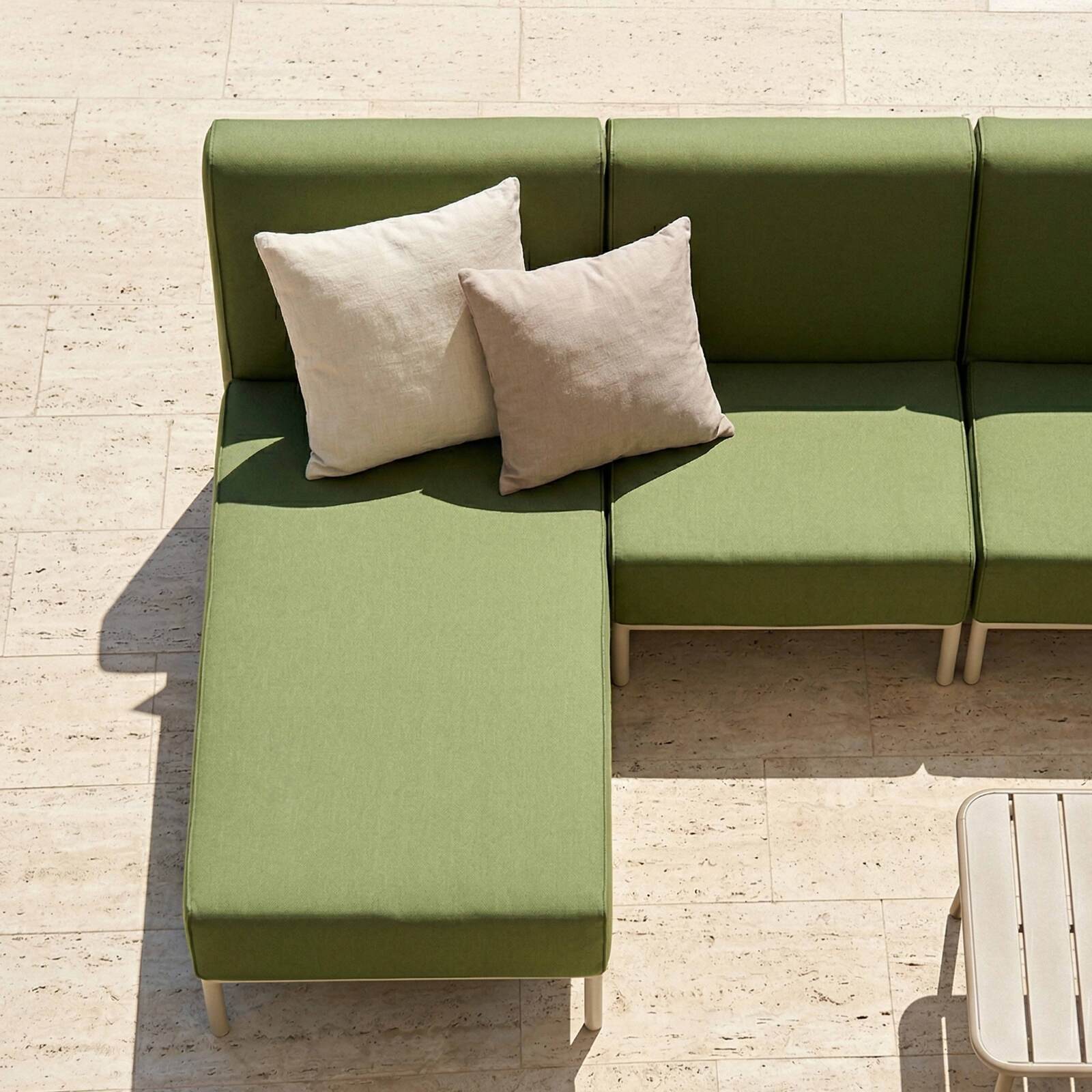 Divano modulare da esterno 6 posti con 3 poltrone, 1 poltrona angolare, 1 chaise longue e 1 pouf