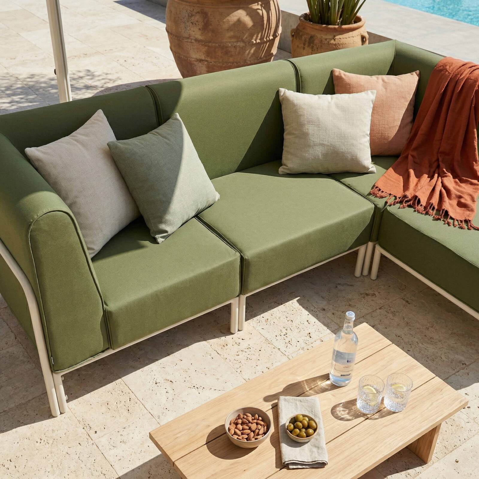 Divano modulare da esterno 4 posti con 1 poltrona, 2 poltrone angolari e 1 pouf