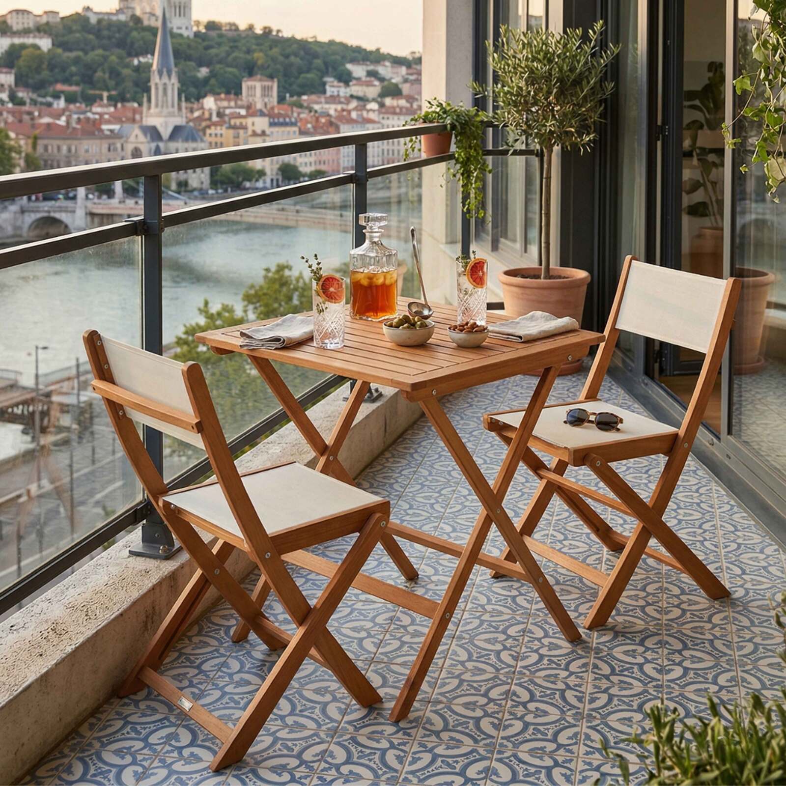 Tavolo da giardino quadrato pieghevole in legno di eucalipto FSC® 70x70 cm e 2 sedie pieghevoli in textilene