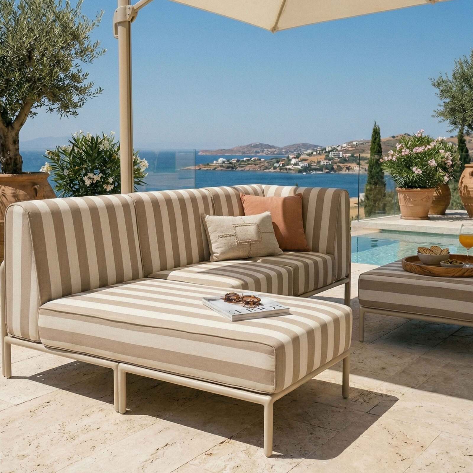 Divano modulare da esterno a righe 4 posti con 1 poltrona, 1 poltrona angolare, 1 chaise longue e 1 pouf