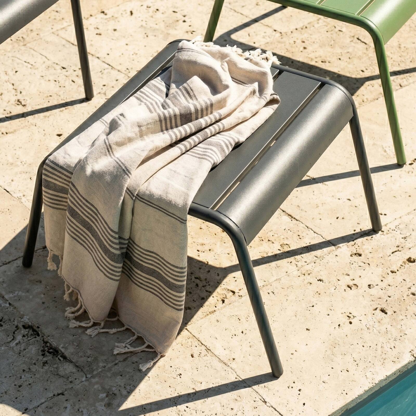 Poltrone da giardino basse in metallo e poggiapiedi spaiati - Set di 2