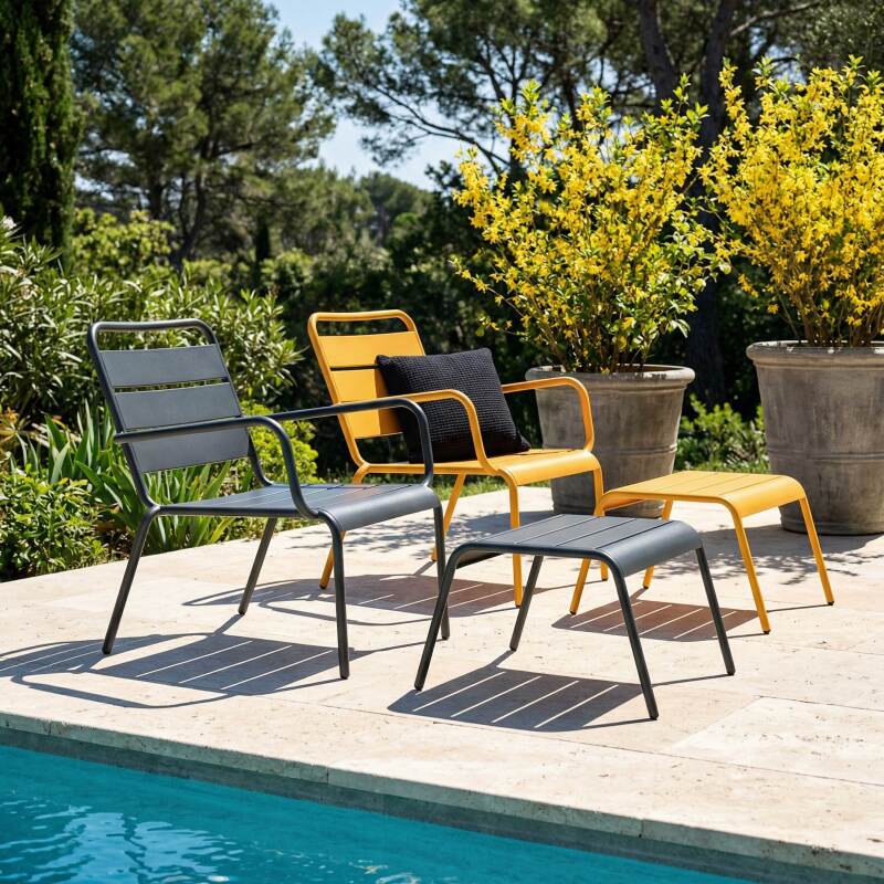 Poltrone da giardino basse in metallo e poggiapiedi spaiati - Set di 2