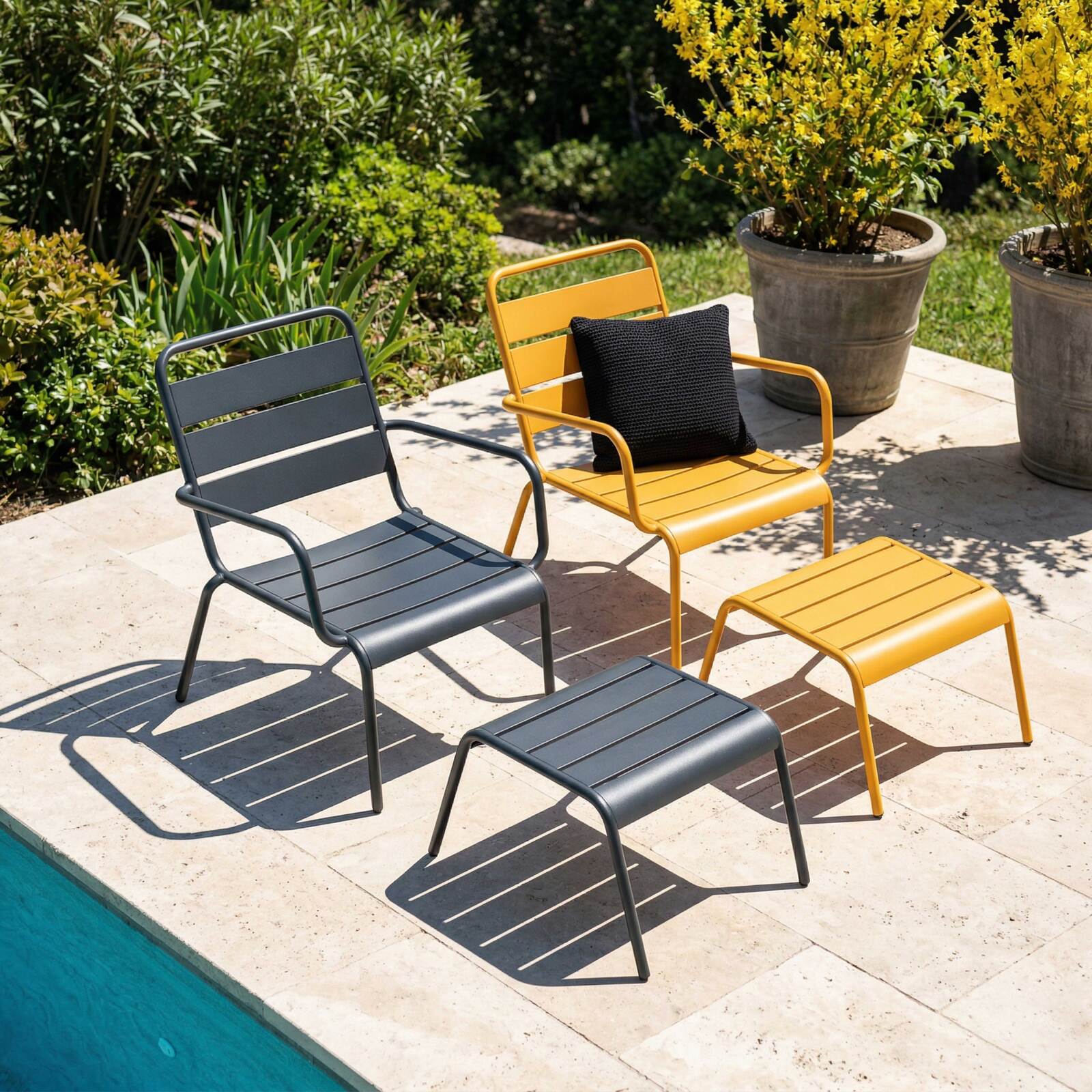 Poltrone da giardino basse in metallo e poggiapiedi spaiati - Set di 2