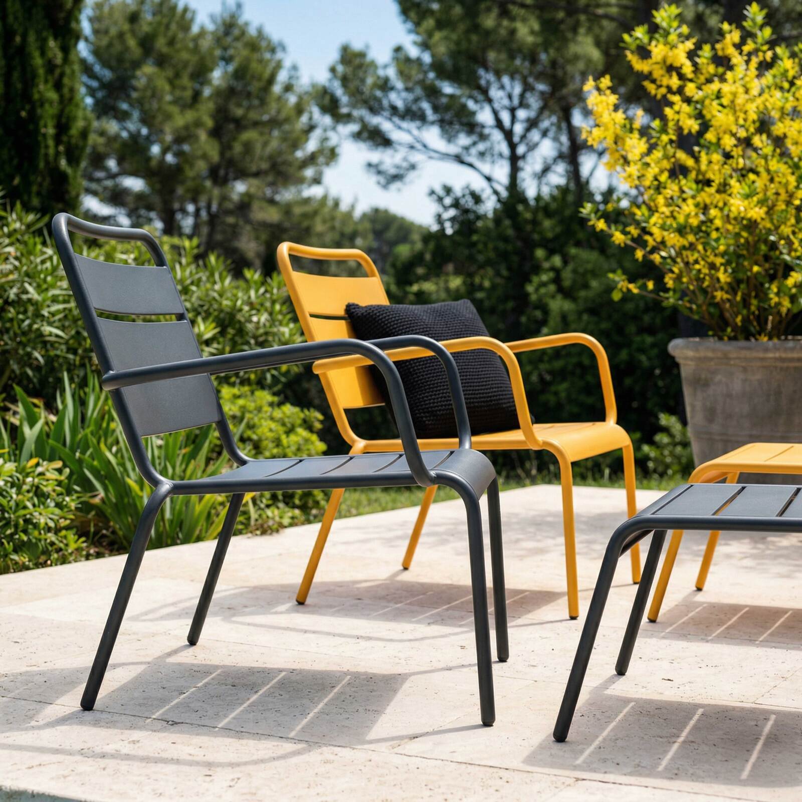 Poltrone da giardino basse in metallo e poggiapiedi spaiati - Set di 2