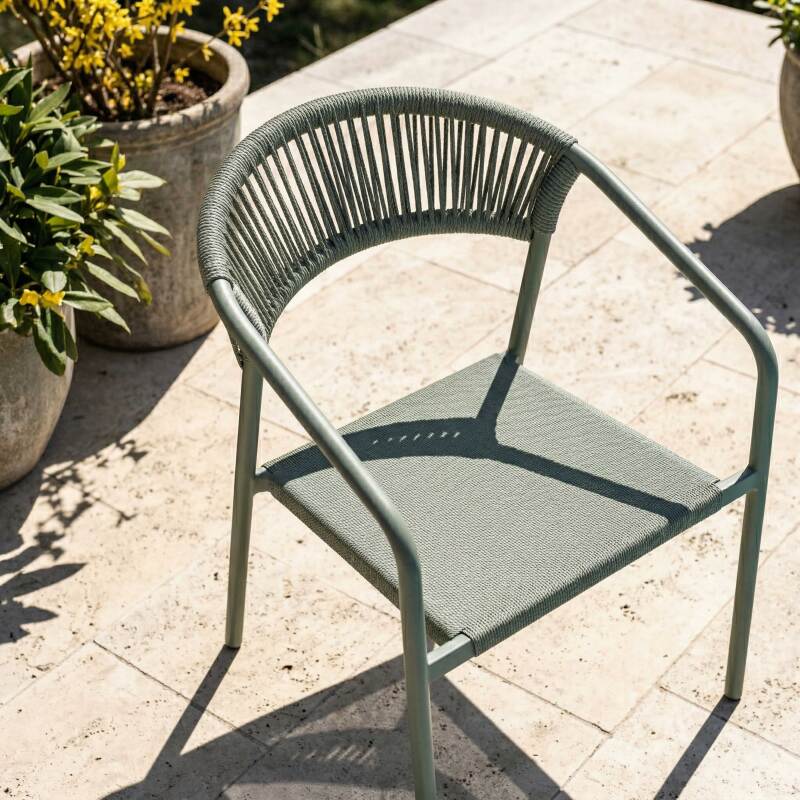 Sedia da giardino in alluminio e rattan sintetico con braccioli (2/7)