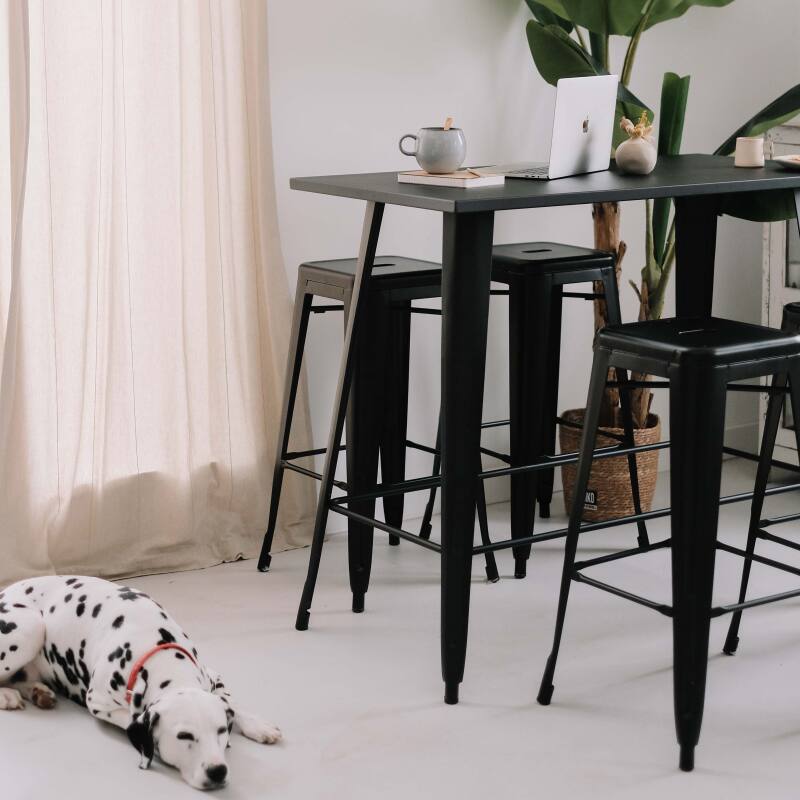 Tavolo alto in metallo in stile industriale con gambe inclinate