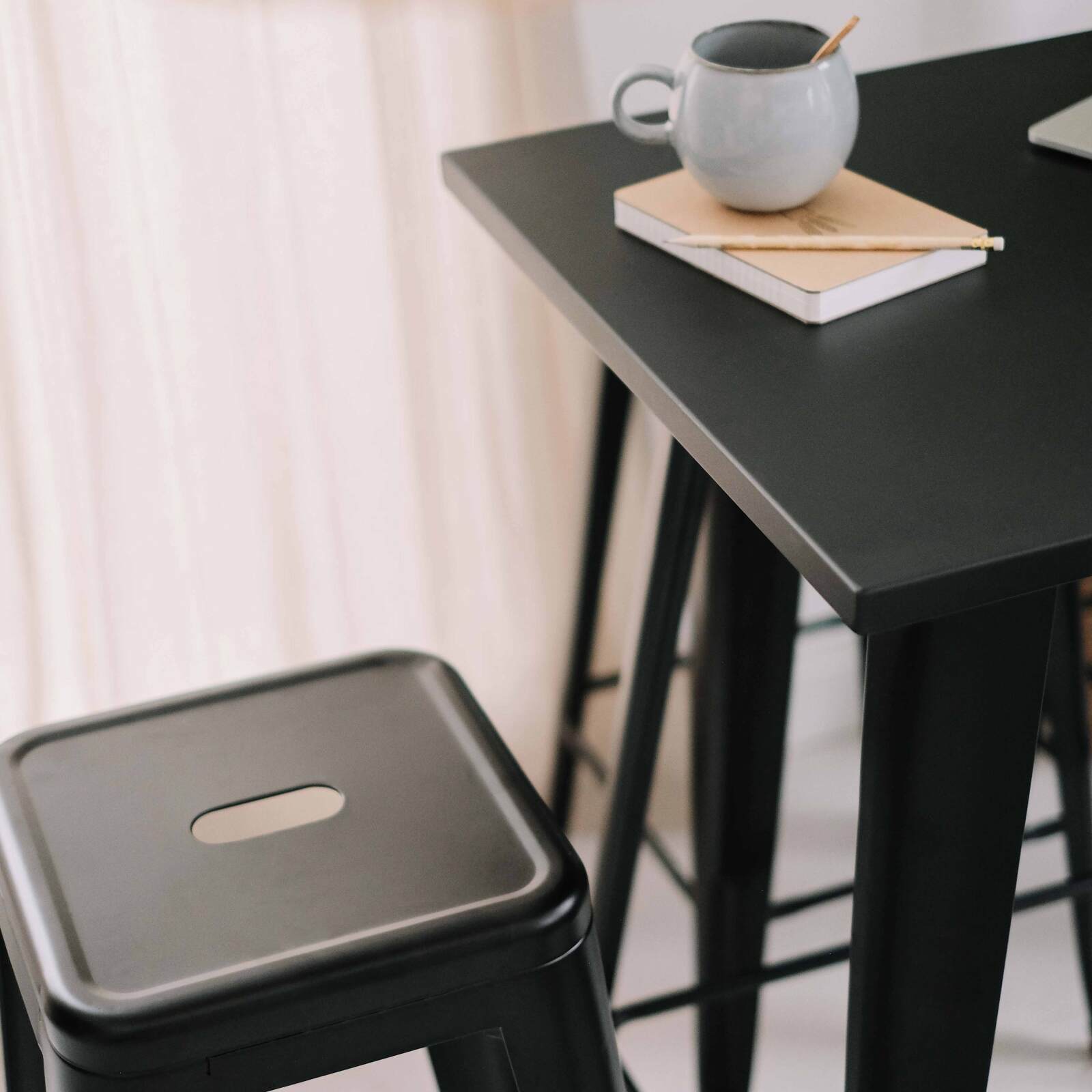 Tavolo alto in metallo in stile industriale con gambe inclinate Tavolo alto in metallo in stile industriale con gambe inclinate