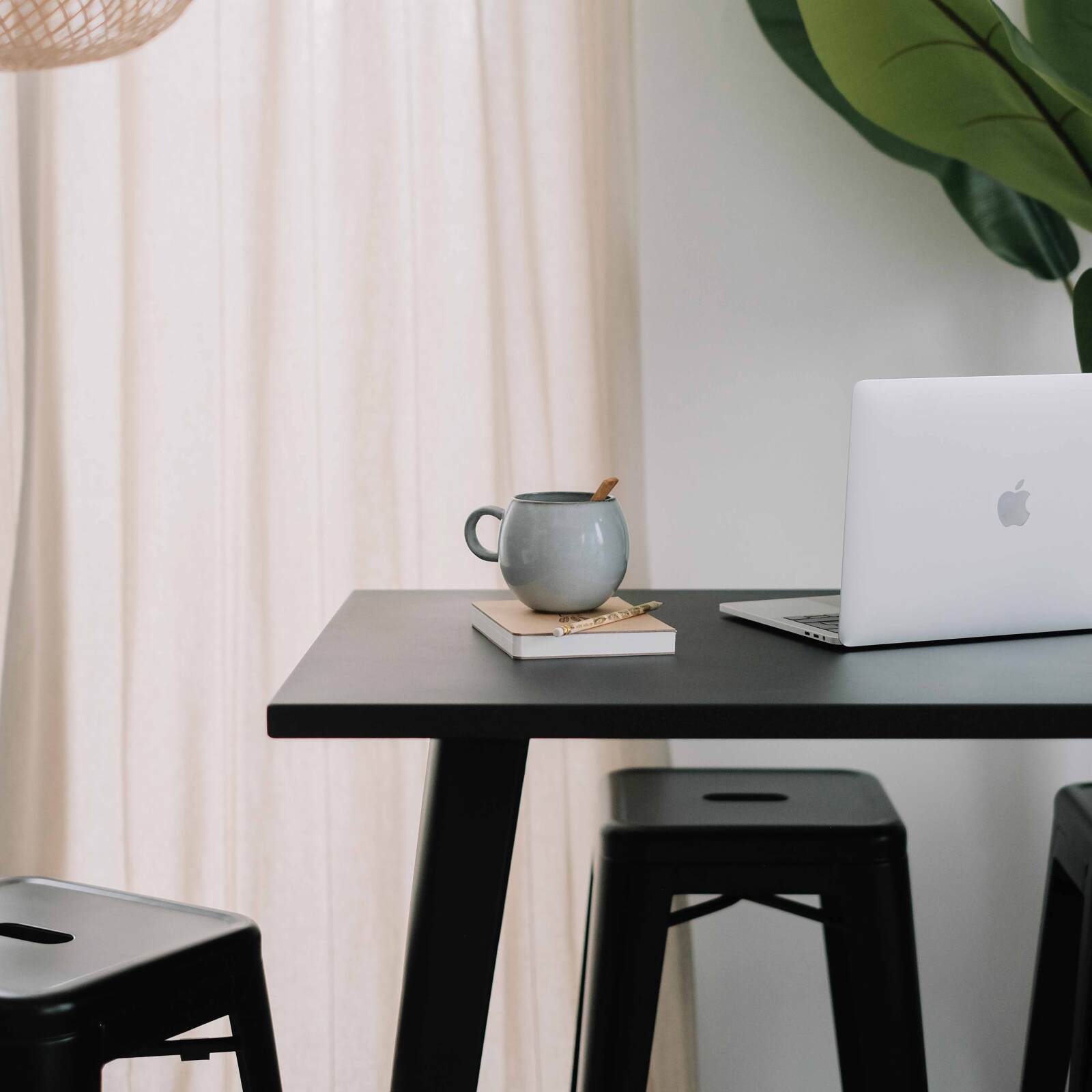 Tavolo alto in metallo in stile industriale con gambe inclinate Tavolo alto in metallo in stile industriale con gambe inclinate