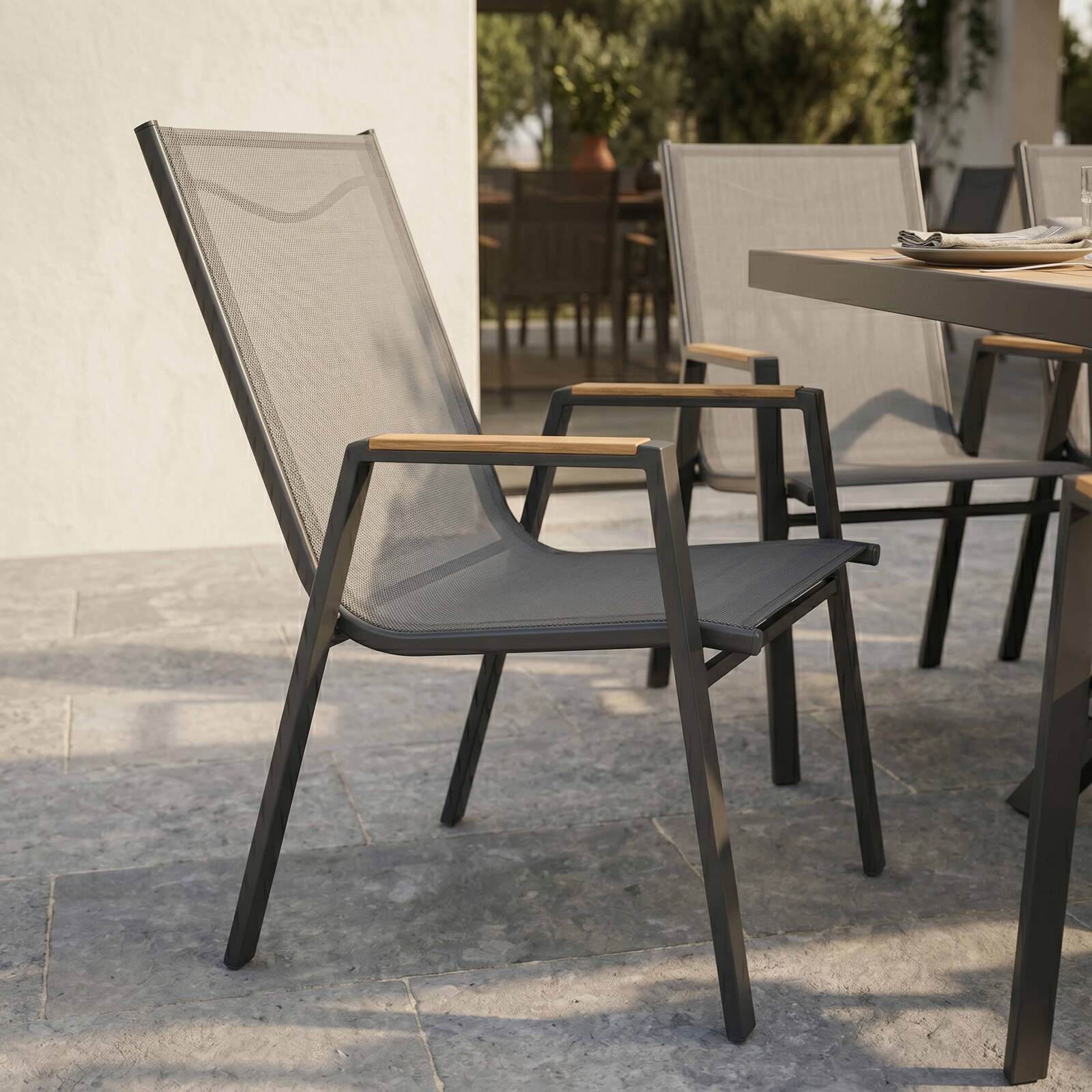 Tavolo da giardino allungabile in alluminio 187/250x90 cm e 10 sedie con braccioli in textilene